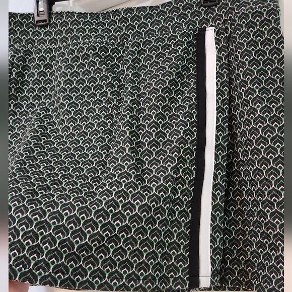 Women's Talbots Green, Black And White Design Skort, Size Large - Picture 7 of 9